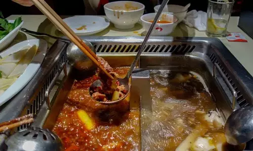 சூப்பில் சிறுநீர் கழித்த இளைஞர்கள்: உணவகத்திற்கு பெற்றோர் ரூ.2.71 கோடி நஷ்டஈடு அளிக்க நீதிமன்றம் உத்தரவு