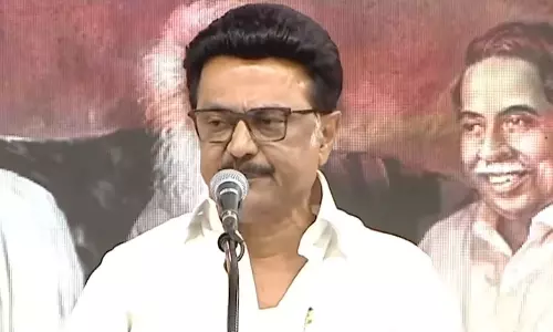 காலில் விழுந்த பின் முகத்தை மூட கர்ச்சீப் எதற்கு?: இபிஎஸ்சை விமர்சித்த மு.க.ஸ்டாலின்