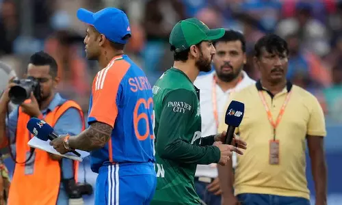 கைகுலுக்க மறுத்த விவகாரம்: தொடரில் இருந்து விலகிய பாகிஸ்தான்?