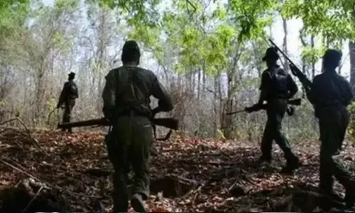 மகாராஷ்டிரா என்கவுண்டர்: தலைக்கு விலை வைக்கப்பட்ட  2 பெண் நக்சலைட்டுகள் சுட்டுகொலை