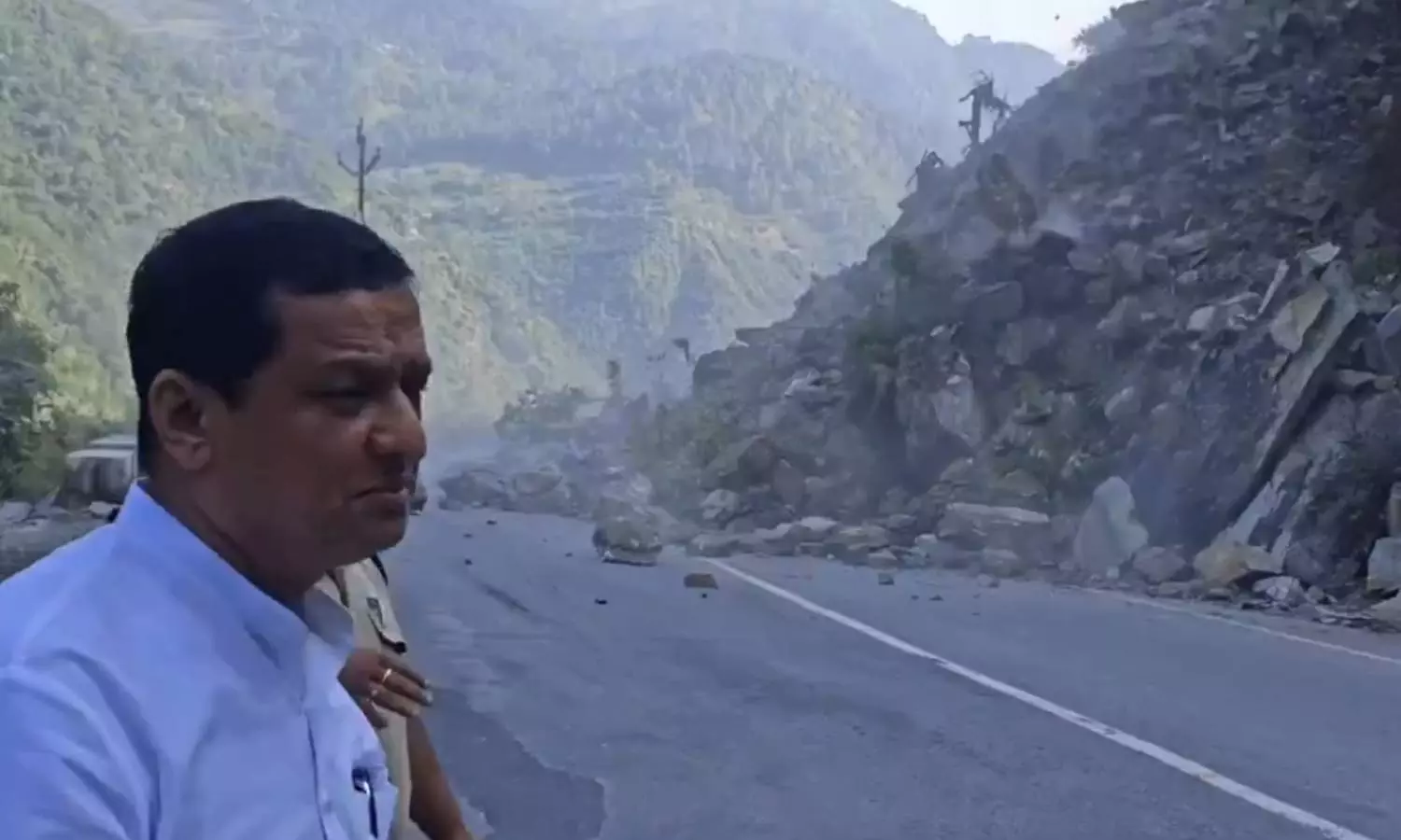 VIDEO: உத்தரகாண்டில் சேதமடைந்த இடங்களை எம்.பி. பார்வையிட்டு கொண்டிருந்த போது பயங்கர நிலச்சரிவு VIDEO: உத்தரகாண்டில் சேதமடைந்த இடங்களை எம்.பி. பார்வையிட்டு கொண்டிருந்த போது பயங்கர நிலச்சரிவு