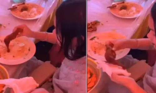 VIDEO: பொரித்த கோழியை மணிபர்சில் மறைத்த இளம்பெண்- ஏன் தெரியுமா?