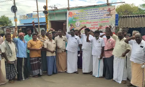 18-ம் கால்வாயில் தண்ணீர் திறக்கக்கோரி விவசாயிகள் தட்டு ஏந்தி பிச்சையெடுக்கும் போராட்டம்
