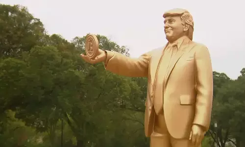 கிரிப்டோ கரன்சியை ஏந்தி நிற்கும் டிரம்பின் 12 அடி உயர தங்க சிலை