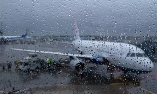 சென்னையில் மழை- விமானங்கள் தரையிறங்குவதில் தாமதம்