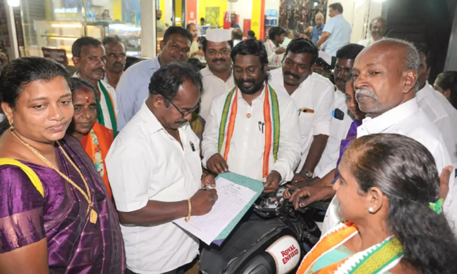 தேர்தல் ஆணையத்தை கண்டித்து காங்கிரஸ் கட்சியினர் ஆர்ப்பாட்டம்