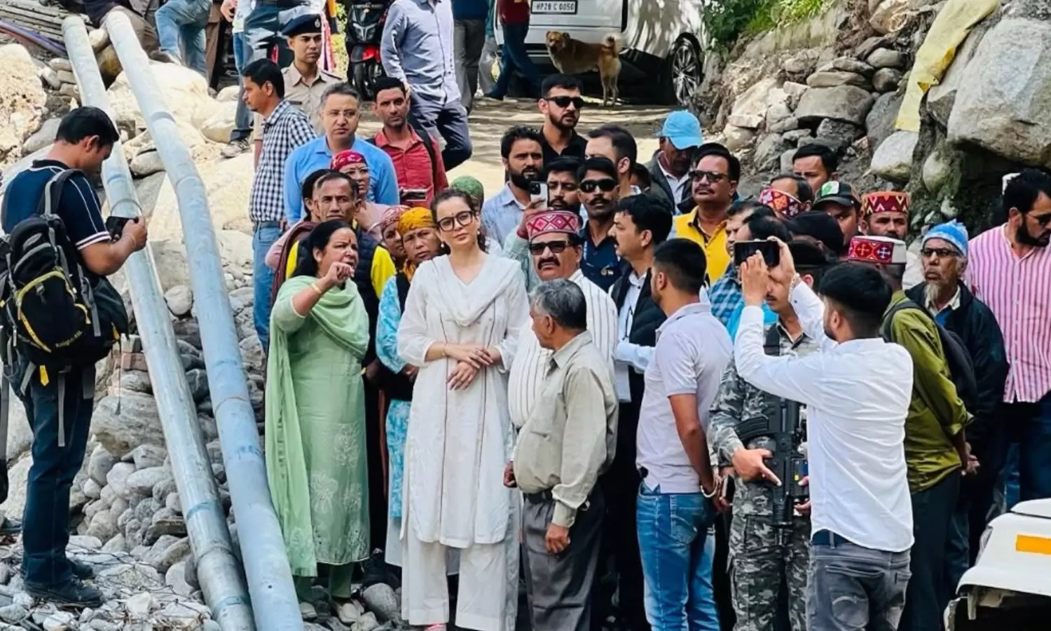 ஆறுதல் கூற சென்ற இடத்தில் இப்படியா? - பா.ஜ.க. எம்.பி. கங்கனாவுக்கு வலுக்கும் எதிர்ப்பு ஆறுதல் கூற சென்ற இடத்தில் இப்படியா? - பா.ஜ.க. எம்.பி. கங்கனாவுக்கு வலுக்கும் எதிர்ப்பு