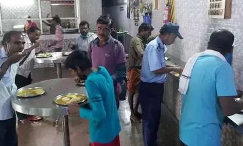சென்னையில் 1 லட்சம் தொழிலாளர்களுக்கு தினமும் உணவளிக்கும் அம்மா உணவகம்