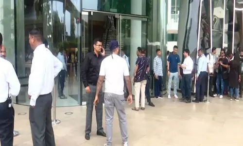 ஆப்பிள் ஸ்டோர்களில் அல்லோலப்பட்ட கூட்டம்... விடிய, விடிய காத்திருந்து iPhone17 சீரிஸை வாங்கி மகிழ்ச்சி