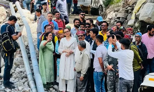 ஆறுதல் கூற சென்ற இடத்தில் இப்படியா? - பா.ஜ.க. எம்.பி. கங்கனாவுக்கு வலுக்கும் எதிர்ப்பு