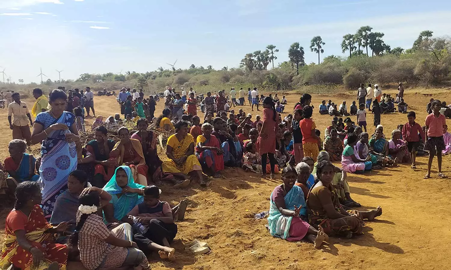 குடும்பத்துடன் குளத்தில் குடியேறும் போராட்டம் நடத்திய கிராம மக்கள் குடும்பத்துடன் குளத்தில் குடியேறும் போராட்டம் நடத்திய கிராம மக்கள்