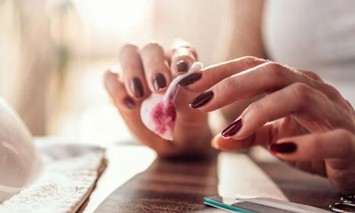 நெயில் பாலிஷ் ரிமூவர் இல்லாமல் நெயில்பாலிஷை எப்படி அகற்றுவது?