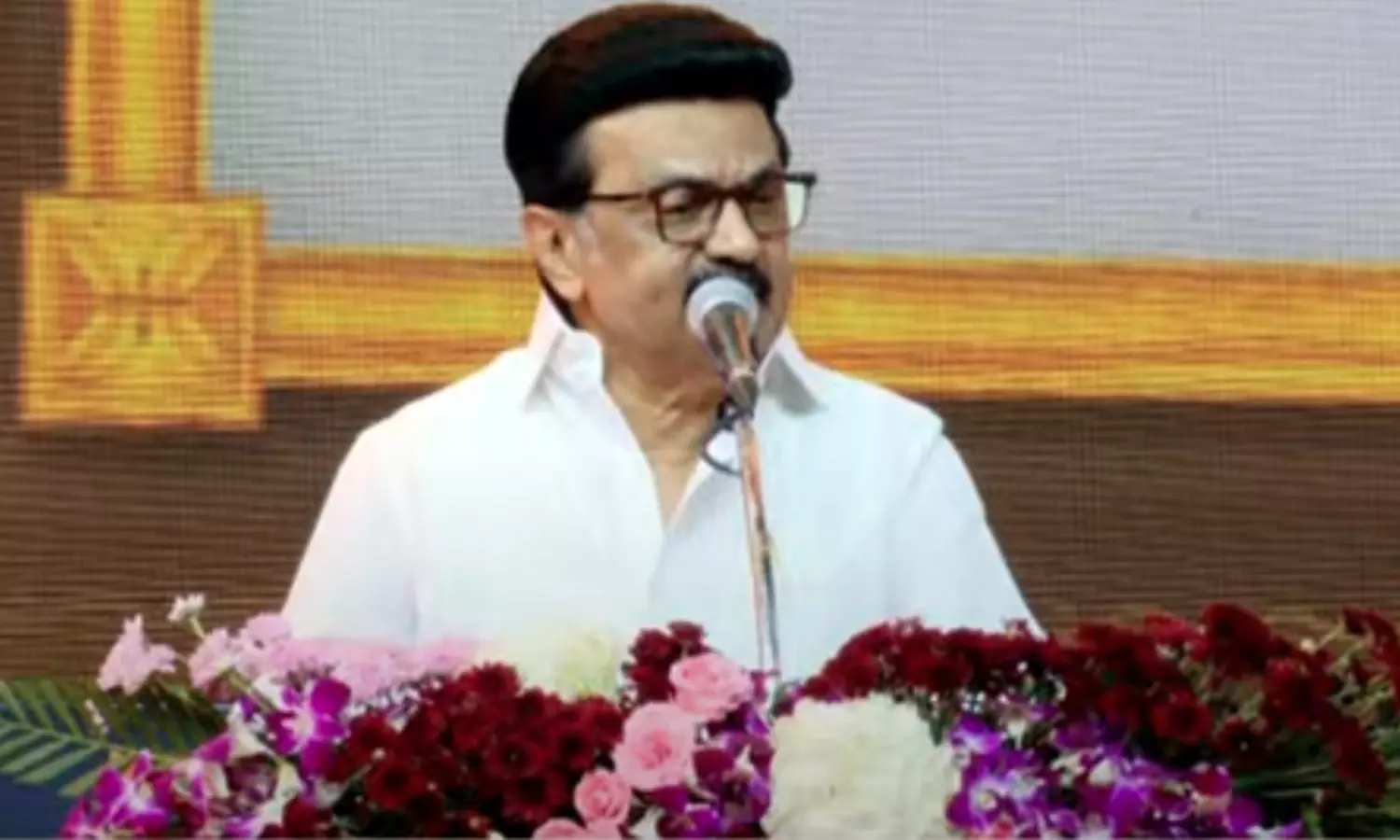 மாணவர்களிடம் ஆசிரியர்கள் நண்பர்களாக நடந்துகொள்ள வேண்டும் - மு.க.ஸ்டாலின்