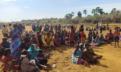 குடும்பத்துடன் குளத்தில் குடியேறும் போராட்டம் நடத்திய கிராம மக்கள்