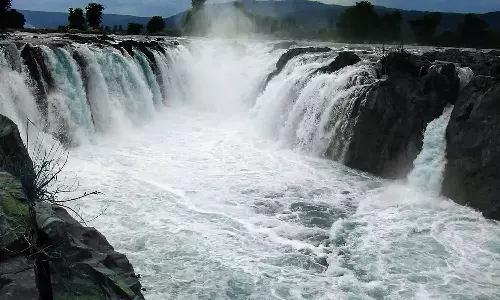 ஒகேனக்கல்லுக்கு நீர்வரத்து 8 ஆயிரம் கனஅடியாக நீடிப்பு