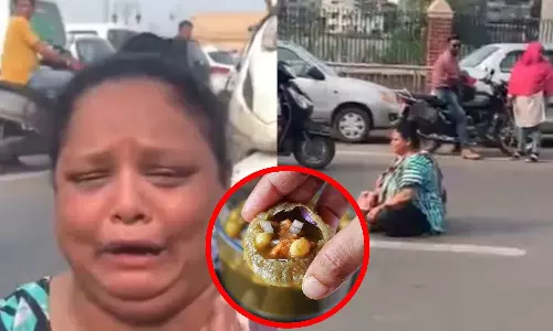 4 பானிபூரி தான் கொடுத்தாங்க, 6 கொடுக்கல... நடுரோட்டில் அமர்ந்து போராட்டத்தில் ஈடுபட்ட பெண்