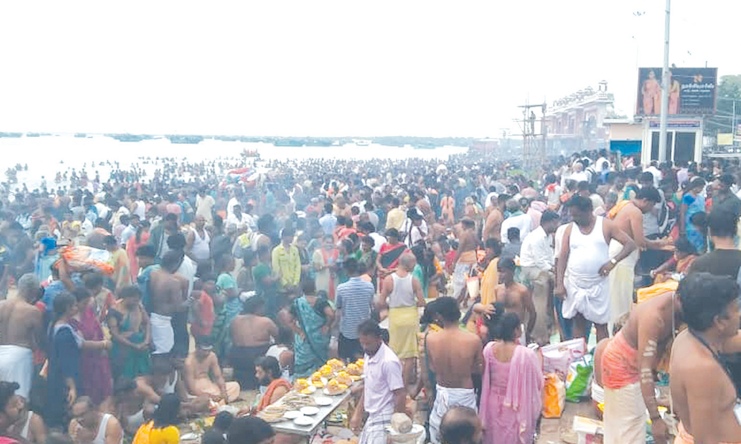 மகாளய அமாவாசை - ராமேசுவரம் அக்னி தீர்த்தக்கடலில் பல்லாயிரக்கணக்கானோர் நீராடி தர்ப்பணம்