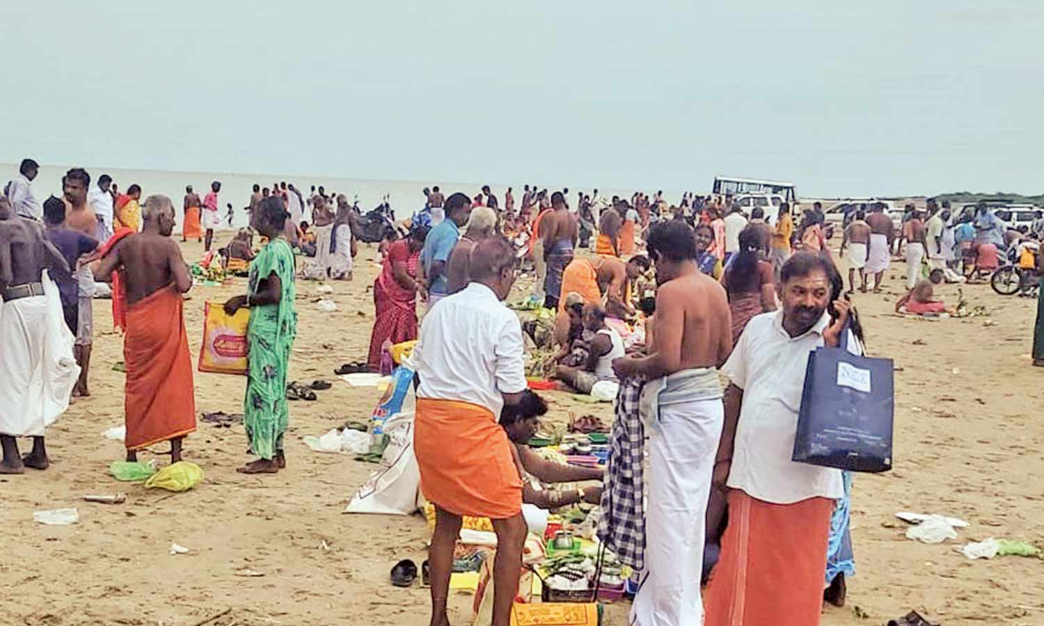 மகாளய அமாவாசை: டெல்டா மாவட்ட நீர்நிலைகளில் முன்னோர்களுக்கு தர்ப்பணம் கொடுக்க குவிந்த பொதுமக்கள்