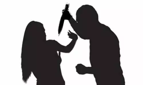 தெலுங்கானாவில் மனைவி நடத்தையில் சந்தேகப்பட்டு கழுத்தை அறுத்து கொலை செய்த கணவர்