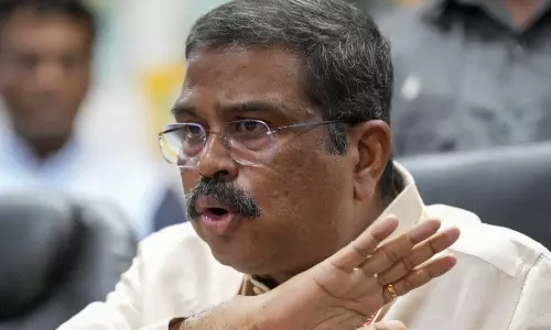 மும்மொழிக் கொள்கையில் அரசியல் கூடாது.. NEP-ஐ ஏற்றால் மட்டுமே கல்வி நிதி தருவோம் -  தர்மேந்திர பிரதான்