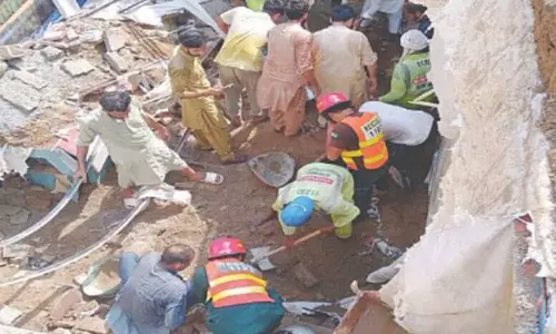 இடிந்து விழுந்த டியூசன் சென்டர் மேற்கூரை.. 2 ஆசிரியர்கள், 5 மாணவர்கள் உள்ளே சிக்கி பலி