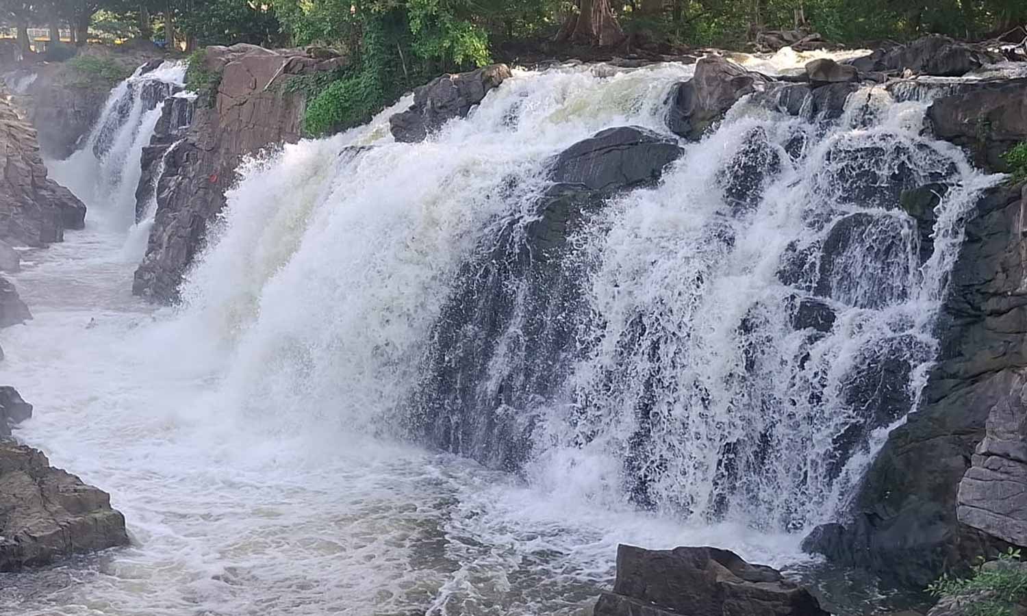 ஒகேனக்கல்லுக்கு நீர்வரத்து 9,500 கனஅடியாக நீடிப்பு