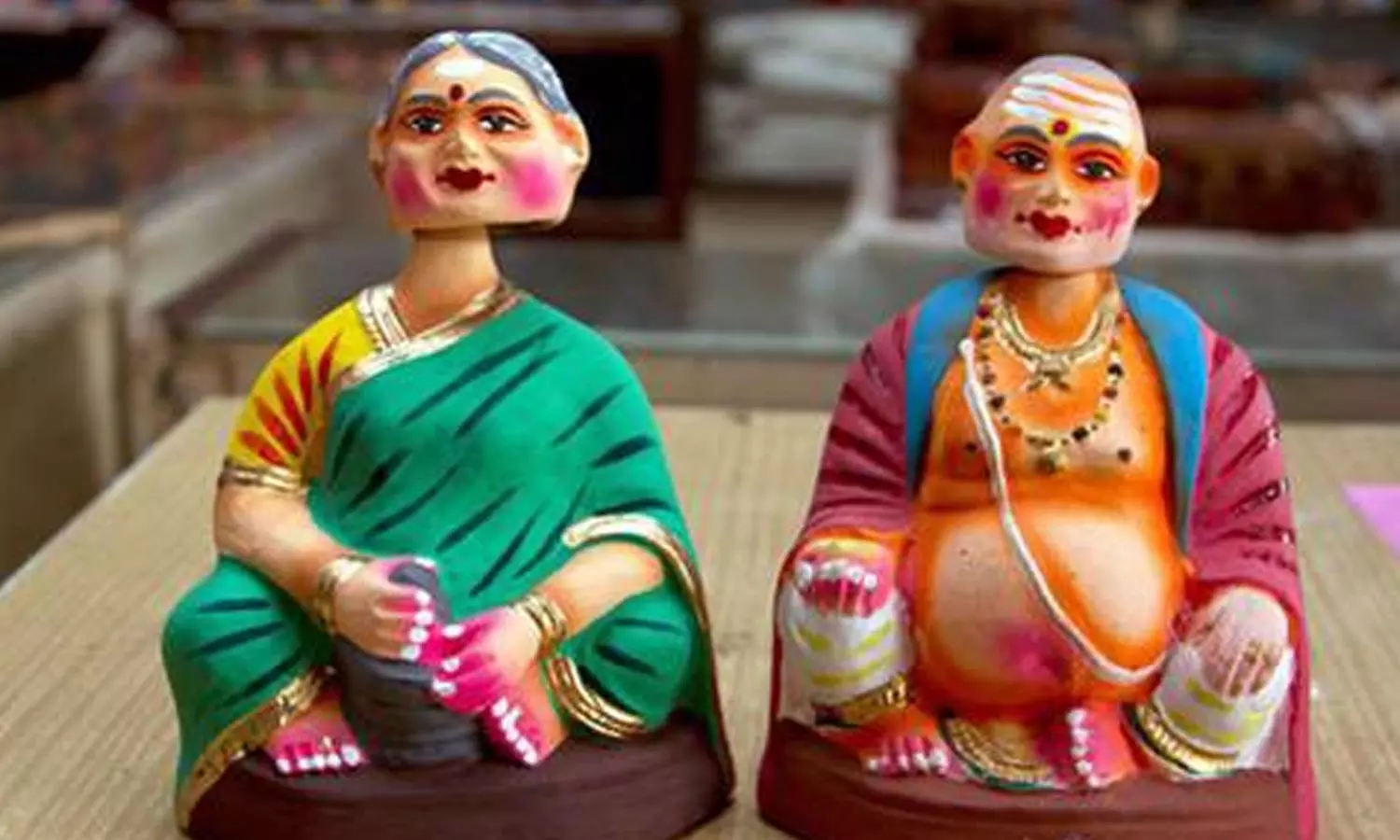 நவராத்திரி விழா தொடங்கியது: கொலுவில் முக்கிய இடம் பிடித்த தஞ்சாவூர் தலையாட்டி பொம்மைகள்