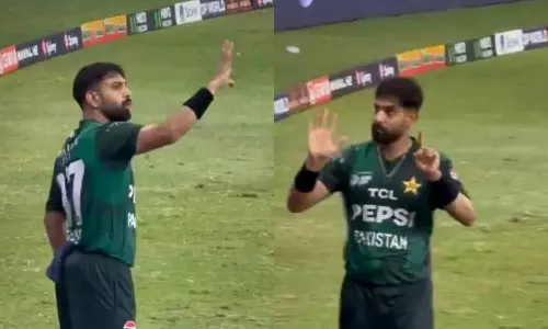 வீடியோ: விமானம் கீழே விழுவதுபோல் சைகை செய்த ஹாரிஸ் ராஃப்- பதிலடி கொடுத்த ரசிகர்கள்