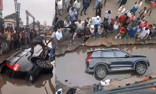 பீகார்: சாலையில் உள்ள பள்ளத்தில் கவிழந்த சொகுசு கார்: உரிமையாளர் சொன்ன காரணம்தான் ஹைலைட்