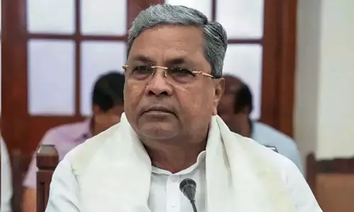 நீங்கள் ஏன் இங்கே இருக்கிறீர்கள்? மைசூரு தசரா தொடக்க விழாவில் நிதானத்தை இழந்த சித்தராமையா