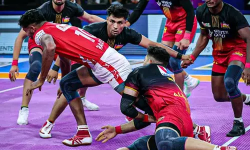 புரோ கபடி லீக்: குஜராத் ஜெயண்ட்ஸை வீழ்த்தி பெங்களூரு புல்ஸ் அணி த்ரில் வெற்றி