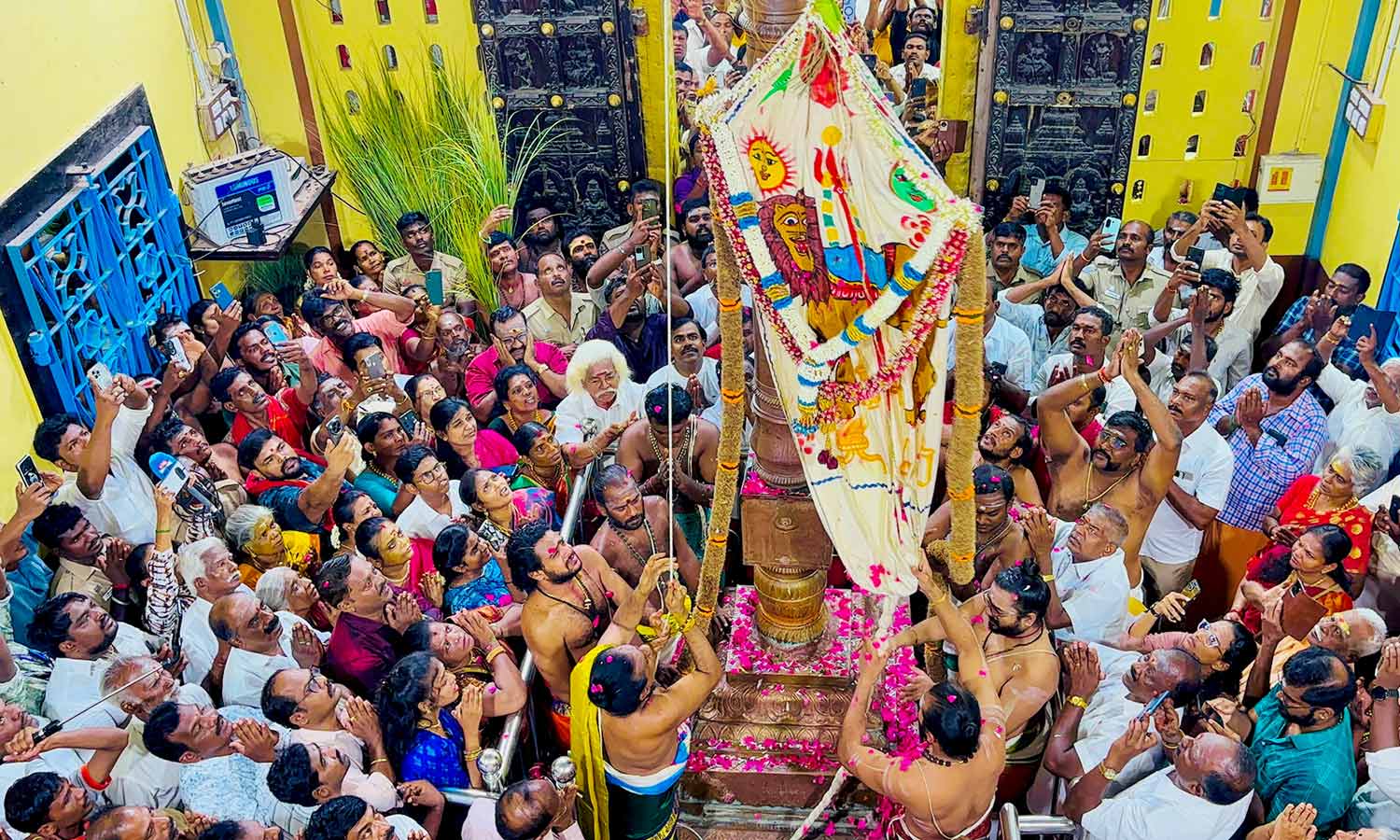 உலக பிரசித்தி பெற்ற குலசை தசரா திருவிழா கொடியேற்றத்துடன் தொடங்கியது