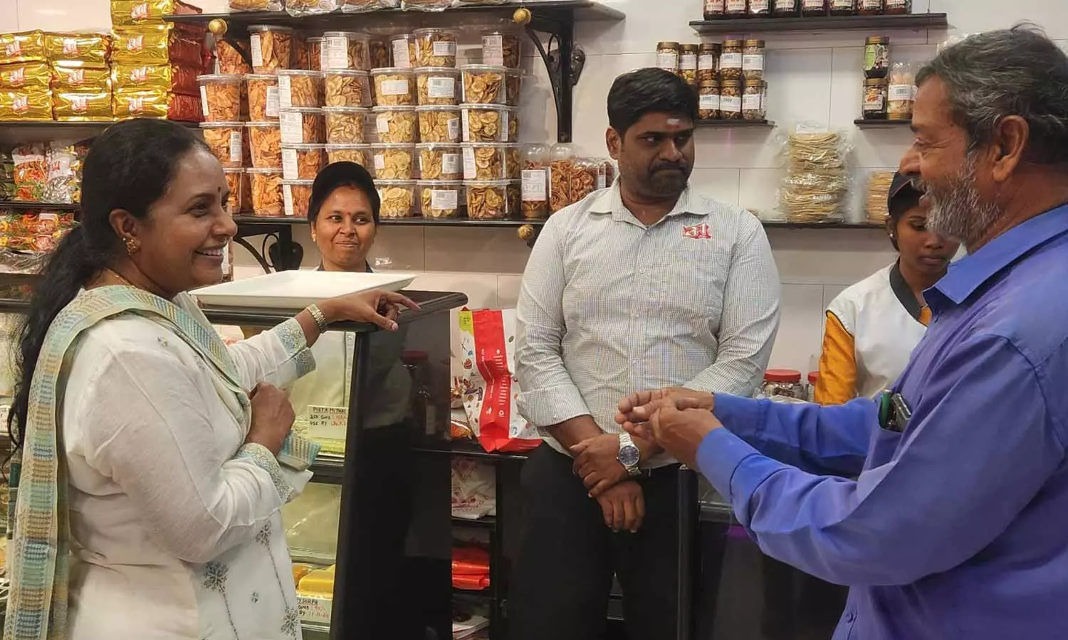 ஜி.எஸ்.டி. வரி குறைப்பு அமல்: இனிப்பு கடையில் விலை குறைவு குறித்து கேட்டறிந்த வானதி சீனிவாசன் எம்.எல்.ஏ. ஜி.எஸ்.டி. வரி குறைப்பு அமல்: இனிப்பு கடையில் விலை குறைவு குறித்து கேட்டறிந்த வானதி சீனிவாசன் எம்.எல்.ஏ.