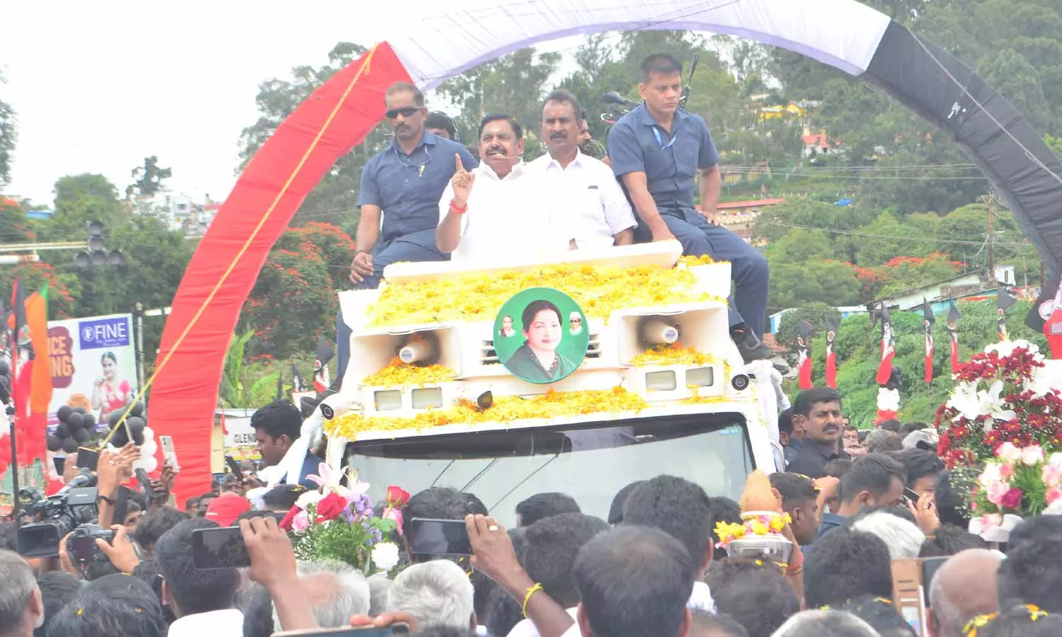 கட்சியை உடைக்க தி.மு.க. சதி: அ.தி.மு.க.வை யாராலும் அசைக்க முடியாது-  எடப்பாடி பழனிசாமி ஆவேச பேச்சு