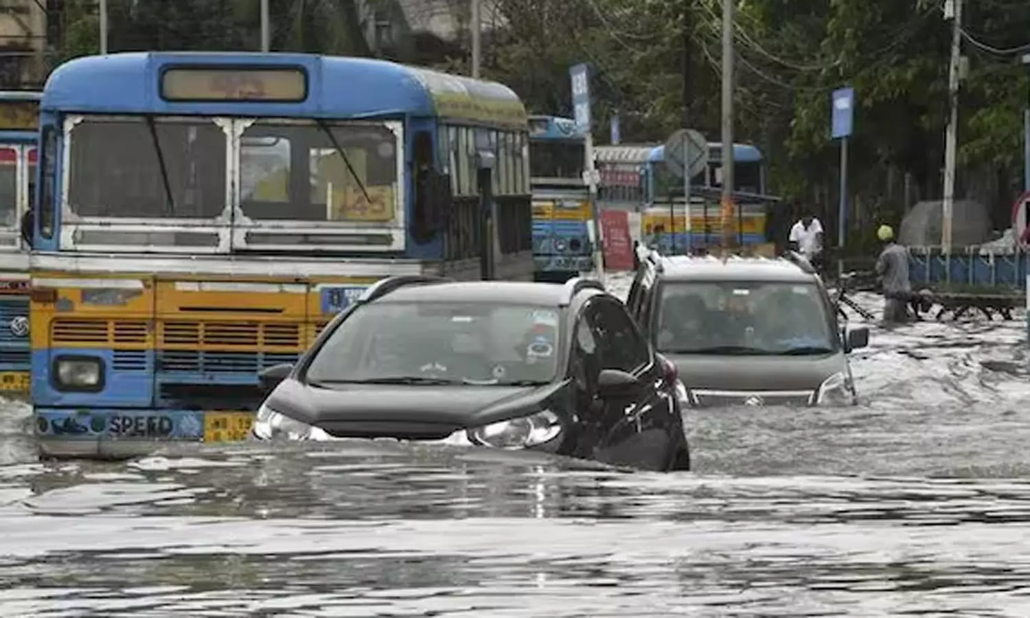 மேற்கு வங்கம்: கனமழை எதிரொலியால் பள்ளி, கல்லூரிகளுக்கு 2 நாள் விடுமுறை