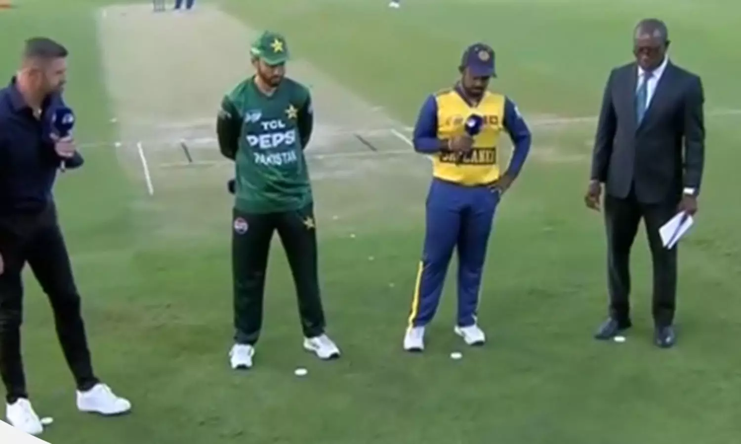 ஆசிய கோப்பை சூப்பர் 4 சுற்று: டாஸ் வென்ற பாகிஸ்தான் பவுலிங் தேர்வு ஆசிய கோப்பை சூப்பர் 4 சுற்று: டாஸ் வென்ற பாகிஸ்தான் பவுலிங் தேர்வு