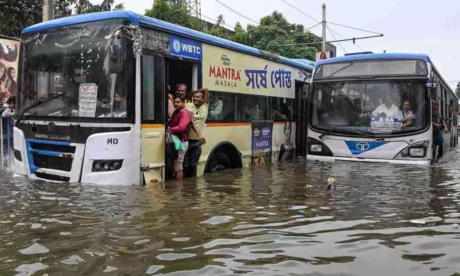 1986-க்கு பிறகு பெய்த பேய் மழை - தண்ணீரில் தத்தளிக்கும் கொல்கத்தா - 10 பேர் பலி