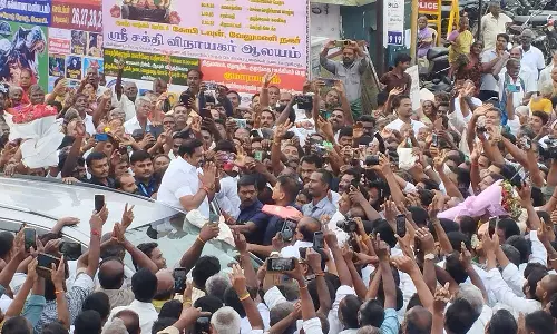 கோபிசெட்டிபாளையத்தில் எடப்பாடி பழனிசாமிக்கு அ.தி.மு.க.வினர் உற்சாக வரவேற்பு- செங்கோட்டையன் புறக்கணிப்பு