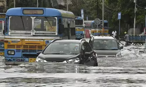 மேற்கு வங்கம்: கனமழை எதிரொலியால் பள்ளி, கல்லூரிகளுக்கு 2 நாள் விடுமுறை