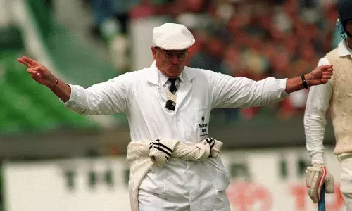 இங்கிலாந்து அம்பயர் டிக்கி பேர்ட் காலமானார்