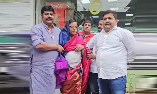 பிரதமர் மோடிக்கு எதிராக போஸ்ட்: காங்கிரஸ் தலைவருக்கு சேலை கட்டிய பாஜக தொண்டர்கள்