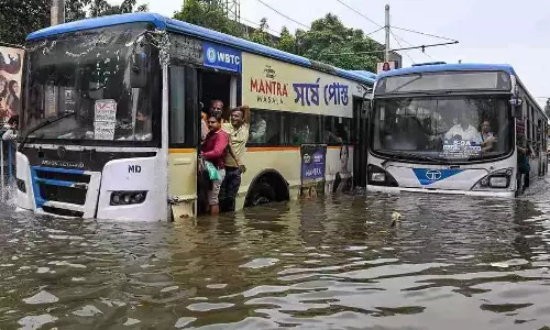1986-க்கு பிறகு பெய்த பேய் மழை - தண்ணீரில் தத்தளிக்கும் கொல்கத்தா - 10 பேர் பலி