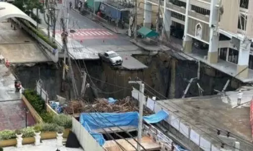 பாங்காக் சாலையில் திடீரென ஏற்பட்ட பெரும் பள்ளம் - வைரல் வீடியோ