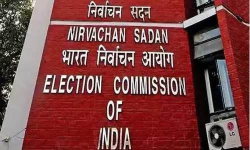 ஆன்லைன் மூலம் வாக்காளர் பெயர் சேர்க்க அல்லது நீக்க ஆதார் லிங்க் போன் கட்டாயம்: தேர்தல் ஆணையம்