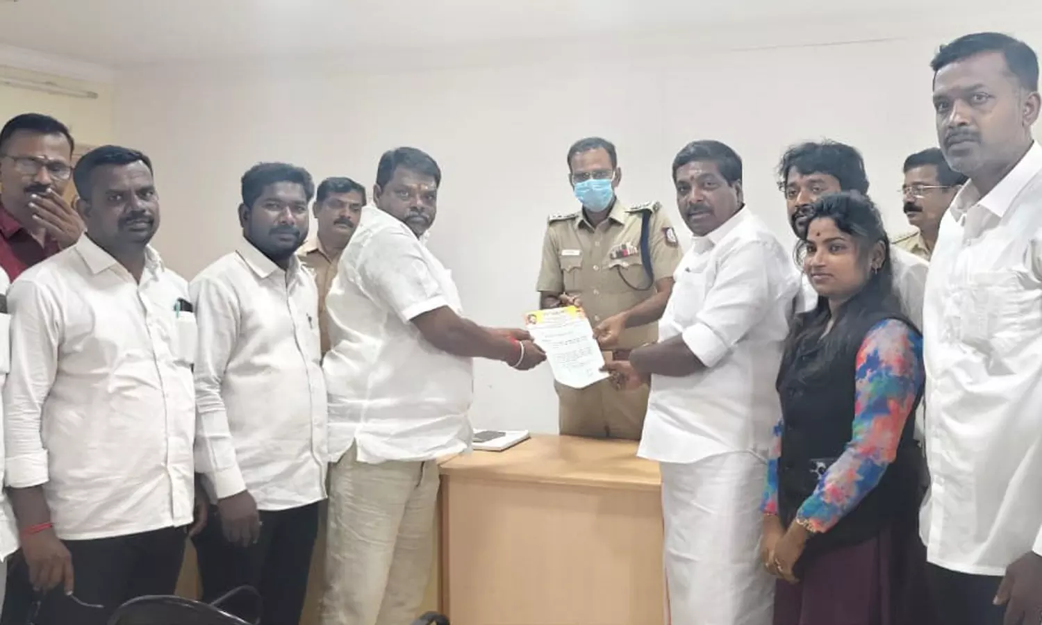 கடலூரில் நடைபெறும் விஜய் பிரசாரத்திற்கு அனுமதி கேட்டு த.வெ.க.வினர் மனு கடலூரில் நடைபெறும் விஜய் பிரசாரத்திற்கு அனுமதி கேட்டு த.வெ.க.வினர் மனு