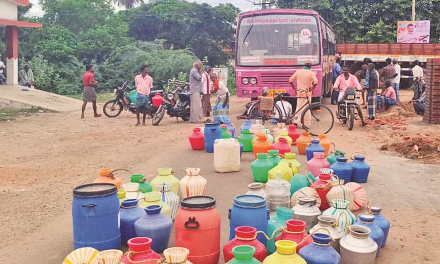 குடிநீர் வழங்கக்கோரி காலிக்குடங்களுடன் பொதுமக்கள் திடீர் சாலை மறியல்