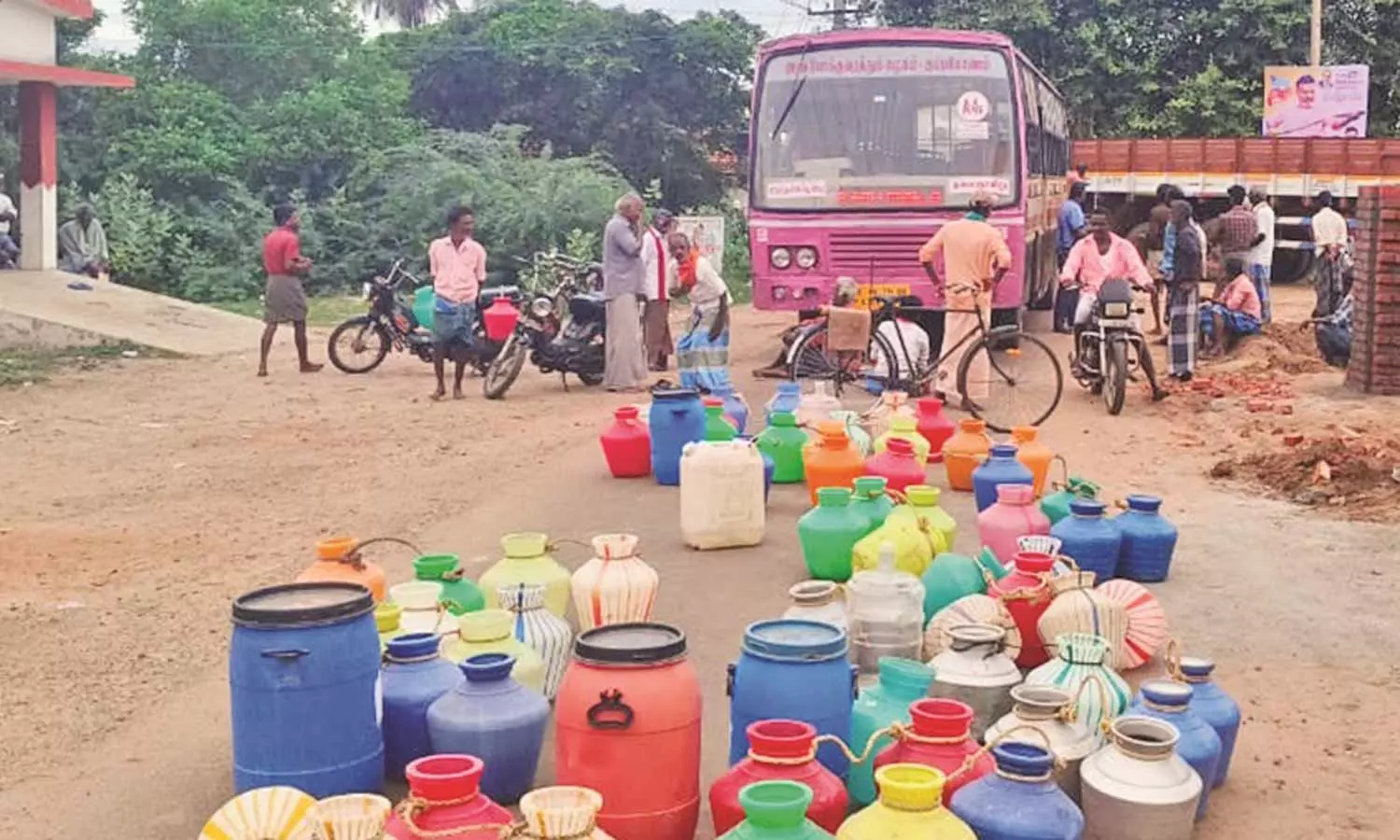 குடிநீர் வழங்கக்கோரி காலிக்குடங்களுடன் பொதுமக்கள் திடீர் சாலை மறியல்