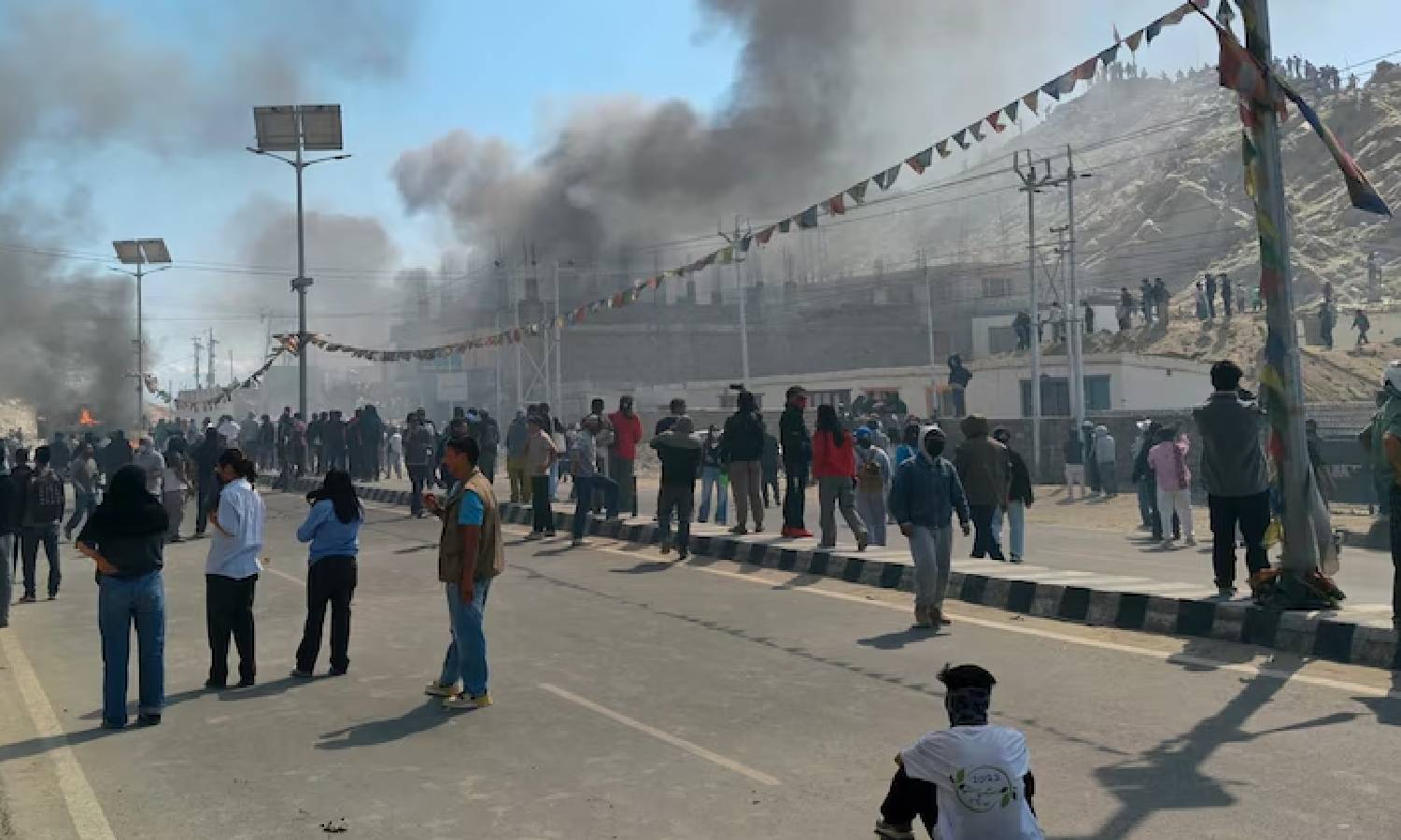 லடாக் வன்முறையில் 4 பேர் உயிரிழப்பு: நிலைமை கட்டுக்குள் உள்ளதாக உள்துறை அமைச்சகம் விளக்கம்