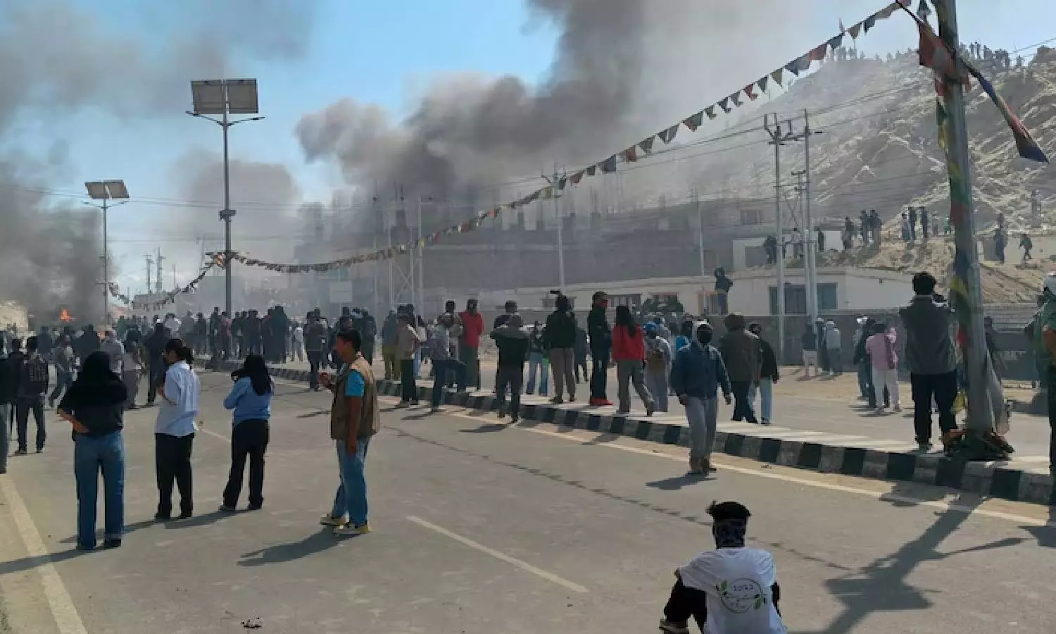 லடாக் வன்முறையில் 4 பேர் உயிரிழப்பு: நிலைமை கட்டுக்குள் உள்ளதாக உள்துறை அமைச்சகம் விளக்கம்