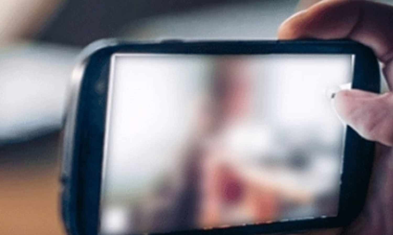 உடற்கல்வி ஆசிரியரிடம் 2500 ஆபாச வீடியோக்கள்- இளம்பெண் போலீசில் பரபரப்பு புகார்